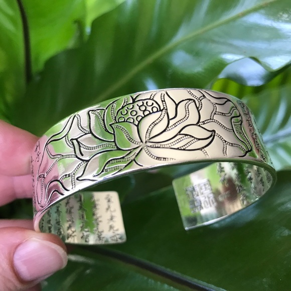 Engraved lotus silver wide cuff bracelet - Picture 3 of 8